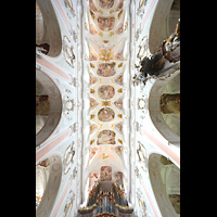 Ochsenhausen, Klosterkirche St. Georg, Blick ins Hauptschiffgew�lbe und zur Hauptorgel