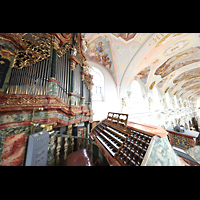 Ochsenhausen, Klosterkirche St. Georg, Seitlicher Blick auf Spieltisch udn Prospekt der Hauptorgel
