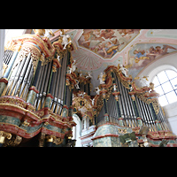 Ochsenhausen, Klosterkirche St. Georg, Seitlicher Blick auf die Hauptorgel mit Spieltisch