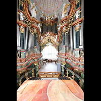 Ochsenhausen, Klosterkirche St. Georg, Blick vom Spieltischdach aufs mittlere Prospektfeld der Hauptorgel
