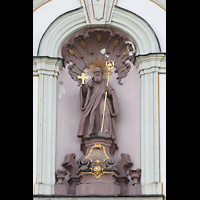 Ottobeuren, Abtei - Basilika St. Alexander und Theodor, Statue des heiligen Benedikt im oberen Bereich der Fassade
