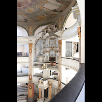 Waltershausen, Stadtkirche zur Gotteshilfe, Seitlicher Blick von der ersten Empore zur Orgel und zum Altar