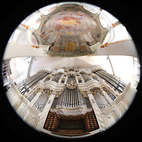 Waltershausen, Stadtkirche zur Gotteshilfe, Orgel mit Spieltisch und BLick in die Kuppel