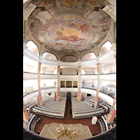 Waltershausen, Stadtkirche zur Gotteshilfe, Blick von der Orgelempore (2. Ebene) �ber den Altar in die Kirche