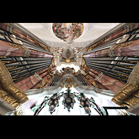 Weingarten, Basilika  St. Martin, Glockenspiel in Weintraubenform �ber dem Spieltisch mit Blick nach oben