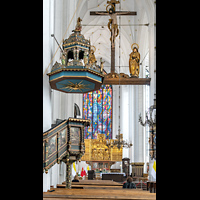 Gdansk (Danzig), Bazylika Mariacka (St. Marien), Kanzel und Blick zum Chorraum mit Hauptaltar und Triumphkreuzgruppe