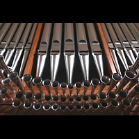 Barcelona, Oratori Sant Felip Neri (Montserrat-Torrent-Orgel), Chamaden und mittleres Prospektfeld mit Hauptwerkspfeifen