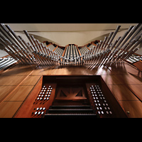 Barcelona, Oratori Sant Felip Neri (Montserrat-Torrent-Orgel), Spieltisch mit Blick nach oben auf die Chamaden und den Hauptwerksprospekt
