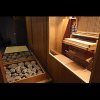 Barcelona, Oratori Sant Felip Neri (Montserrat-Torrent-Orgel), Trakturabg�nge hinter dem Spieltisch und Balganlage mit Steinen aus Montserrat