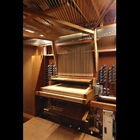Barcelona, Oratori Sant Felip Neri (Montserrat-Torrent-Orgel), Trakturabg�nge hinter dem Spieltisch, seitlich