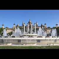 Barcelona, Palacio Nacional Montju�c (Montjuich), Font M�gica (magischer Brunnen) mit Blick zum Palacio Nacional Montjuic
