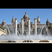 Barcelona, Palacio Nacional Montju�c (Montjuich), Font M�gica (magischer Brunnen) mit Blick zum Palacio Nacional Montjuic