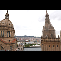 Barcelona, Palacio Nacional Montju�c (Montjuich), Blick vom Dach nach Nordwesten zum Berg Tibidabo