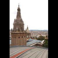 Barcelona, Palacio Nacional Montju�c (Montjuich), Blick vom Dach nach Nordosten zur Sagrada Familia (li) und zum Torre Gl�ries (re)