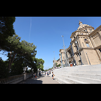 Barcelona, Palacio Nacional Montju�c (Montjuich), Vorplatz des Palacio Nacional miit Haupteingang und Kuppel