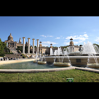 Barcelona, Palacio Nacional Montju�c (Montjuich), Ansicht seitlich von der Pla�a de Josep Puig i Cadafalch mit magischem Brunnen