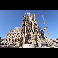 Barcelona, La Sagrada Familia, Blick auf die Geburtsfassade von Nordosten