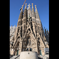 Barcelona, La Sagrada Familia, Blick auf die Geburtsfassade von Nordosten