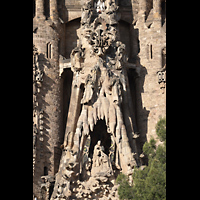 Barcelona, La Sagrada Familia, Spitze des Portikus der Liebe, dar�ber: Jesus-Anagramm