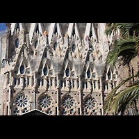 Barcelona, La Sagrada Familia, Giebel des Langhauses mit Obst-Mosaiken als Verzierungen