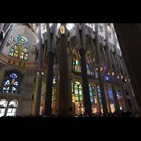 Barcelona, La Sagrada Familia, Blick durch die Vierung ins nord�stliche Querhaus und Langhaus