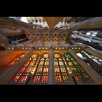 Barcelona, La Sagrada Familia, Buntglasfenster in warmen Farben im s�dwestlichen Langhaus