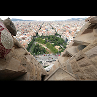 Barcelona, La Sagrada Familia, Ausblick von einem der Passionst�rme nach unten auf die Carrer de Sardenya; links: Montjuic