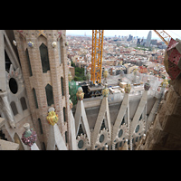 Barcelona, La Sagrada Familia, Blick von einem der Passionst�rme nach Nordosten: li: altes Kraftwerk, re: Torre Gl�ries