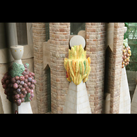 Barcelona, La Sagrada Familia, Blick von oben auf Obst-Ornemante auf den Langhausgiebeln