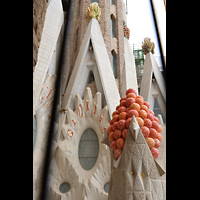 Barcelona, La Sagrada Familia, Obst-Ornemante und bunte 'Gloria'-Mosaike auf den Langhausgiebeln