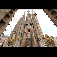 Barcelona, La Sagrada Familia, Blick zwischen zwei Passionst�rmen nach oben; Marienturm (li), Evangelistent�rme Markus und Matth�us, Mitte: Christusturm