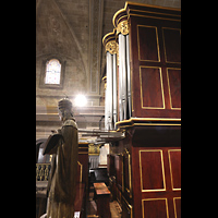 El Vendrell, Sant Salvador, Seitelicher Blick auf die Orgel mit Spieltisch und Chamaden