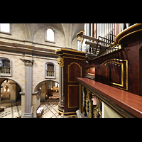 El Vendrell, Sant Salvador, Seitlicher Blick auf R�ckpositiv und die Orgel mit Spieltisch