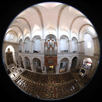 La Selva del Camp, Sant Andreu, Blick von der gegen�berliegenden Seitenempore zur Orgel und in die Kirche