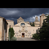 Poblet, Monestir de Santa Maria, Vorplatz und Klosterkirche, Ansicht von Westen