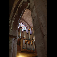 Poblet, Monestir de Santa Maria, Blick aus dem Seitenschiff durch die S�ulen auf die Hauptorgel