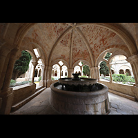 Poblet, Monestir de Santa Maria, Brunnen in einem kuppelf�rmigen Vorbau im Kreuzgang