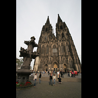 Köln (Cologne), Dom St. Peter und Maria, Front mit Modell der Turmspitze im Vordergrund