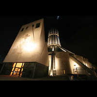 Liverpool, Metropolitan Cathedral of Christ the King, Fassade mit Glockenturm bei Nacht