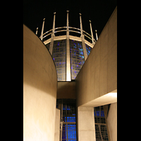Liverpool, Metropolitan Cathedral of Christ the King, Fenster und Dornenkrone bei Nacht