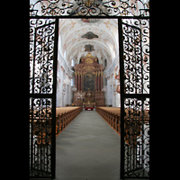 Luzern, Jesuitenkirche, Blick durchs Eingangsgitter ins Hauptschiff