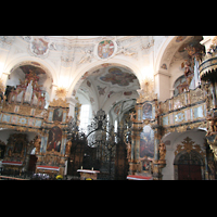 Muri, Klosterkirche, Evangelienorgel, Chorraum und Epistelorgel, beleuchtet
