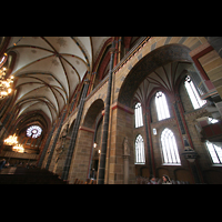 Bremen, Dom St. Petri, Blick ins Hauptschiff: Hinten die große Orgel, rechts die Bachorgel