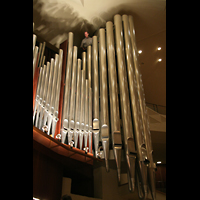 Berlin, Philharmonie, Prinzipal 32' mit Orgelbauer oben zum Grenvergleich
