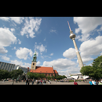 Berlin, St. Marienkirche, Marienkirche, Neptunbrunnen und Fernsehturn zur Zeit der Fuball-WM