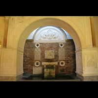 Potsdam, Friedenskirche am Park Sanssouci, Brunnen neben dem Eingang