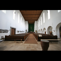 Mnchen (Munich), Pfarrkirche Heilige Familie, Innenraum / Hauptschiff in Richtung Chor