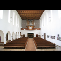 Mnchen (Munich), Pfarrkirche Heilige Familie, Innenraum / Hauptschiff in Richtung Orgel