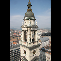 Budapest, Szent Istvn Bazilika (St. Stefan Basilika), Einer der Trme der Basilika mit Blick zum Parlament