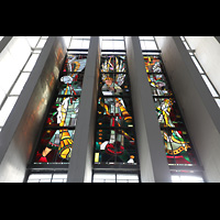 Dlmen, Heilig-Kreuz-Kirche, Buntes Glasfenster in der Grabhalle hinter dem Chorraum